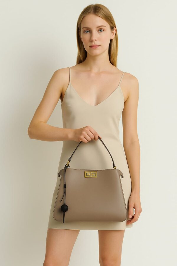 ⁦Fendi Peekaboo Large bag embodies Italian luxury at its finest⁩ - الصورة ⁦5⁩