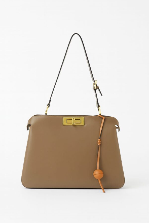 ⁦Fendi Peekaboo Large bag embodies Italian luxury at its finest⁩ - الصورة ⁦7⁩