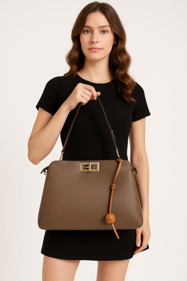 ⁦Fendi Peekaboo Large bag embodies Italian luxury at its finest⁩ - الصورة ⁦8⁩