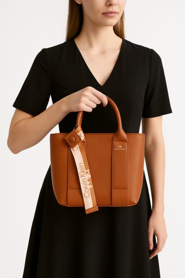 ⁦Metro Chic Carryall⁩ - الصورة ⁦5⁩