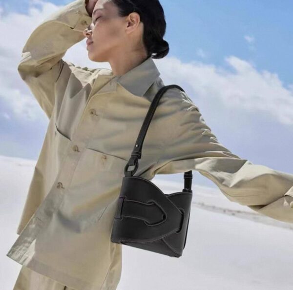⁦A stylish black crossbody bag⁩ - الصورة ⁦2⁩