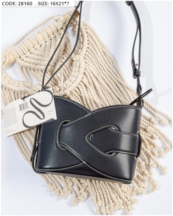 ⁦A stylish black crossbody bag⁩ - الصورة ⁦3⁩