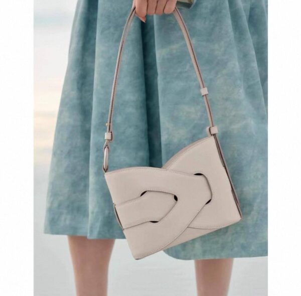 ⁦A stylish black crossbody bag⁩ - الصورة ⁦5⁩