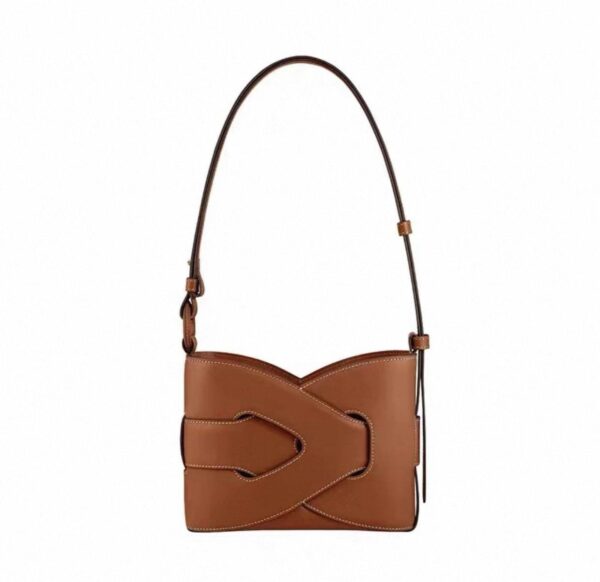 ⁦A stylish black crossbody bag⁩ - الصورة ⁦6⁩