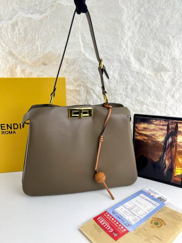 ⁦Fendi Peekaboo Large bag embodies Italian luxury at its finest⁩ - الصورة ⁦9⁩
