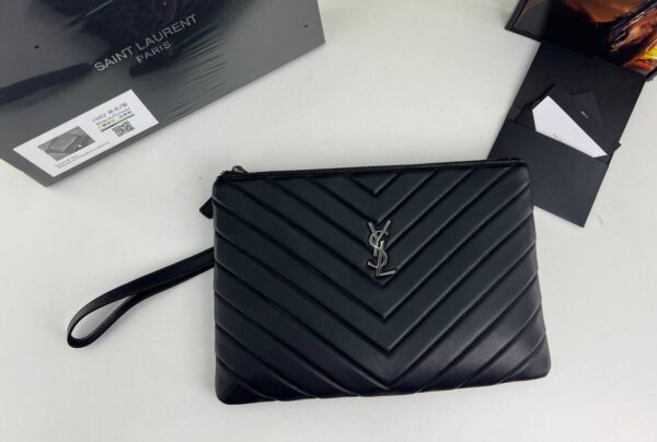 ⁦YSL Quilted Leather Clutch (Gold / Silver Logo)⁩ - الصورة ⁦6⁩