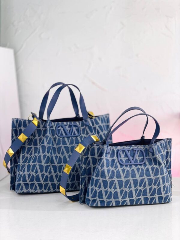 ⁦Valentino Icon Tote⁩ - الصورة ⁦2⁩