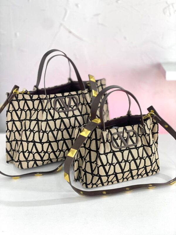 ⁦Valentino Icon Tote⁩ - الصورة ⁦6⁩