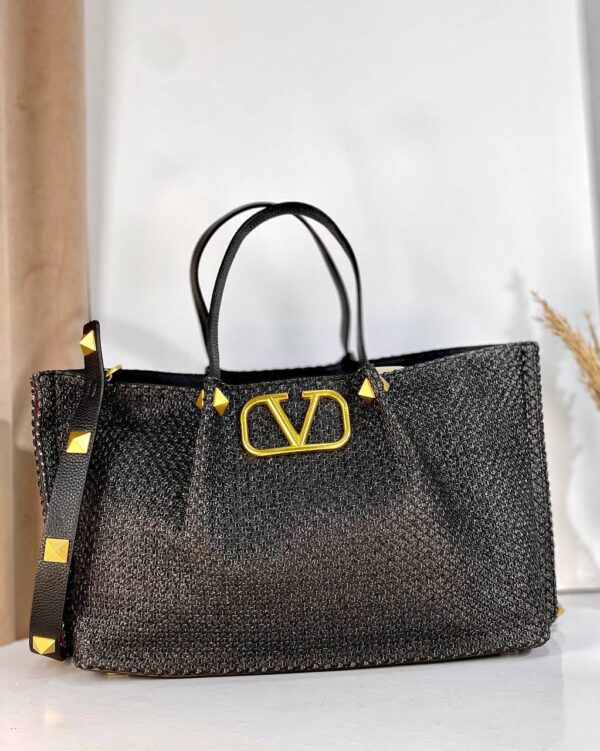 ⁦Valentino Glow Tote⁩ - الصورة ⁦5⁩