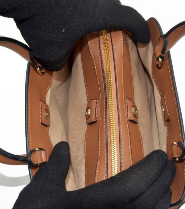 ⁦Coach Medium Zipper Bag⁩ - الصورة ⁦8⁩