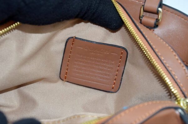 ⁦Coach Medium Zipper Bag⁩ - الصورة ⁦4⁩